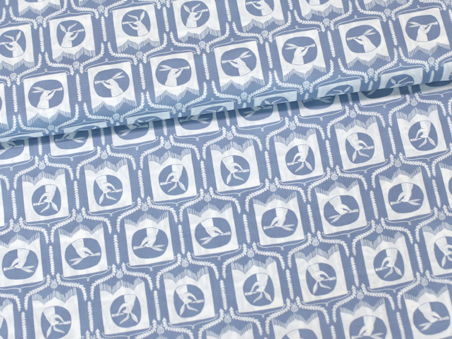 Patchworkstoff - Baumwolle Stoff - Blue Bunnies in a light blue pattern featuring bunnies on cotton fabric.