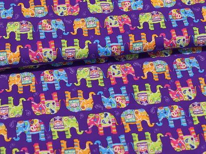 Patchworkstoff - Baumwolle Stoff - Bunte Elefanten, farbenfroher Elefantenstoff auf lila Hintergrund, ideal für kreative Nähprojekte.