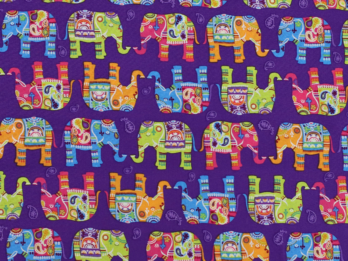Patchworkstoff - Baumwolle Stoff - Bunte Elefanten mit bunten Elefanten-Muster auf lila Hintergrund
