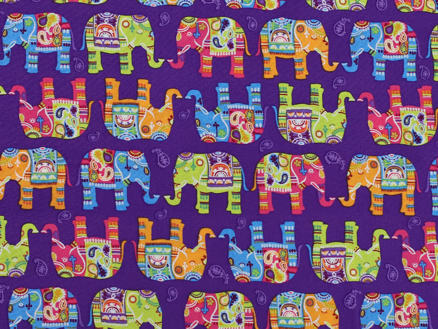Patchworkstoff - Baumwolle Stoff - Bunte Elefanten mit bunten Elefanten-Muster auf lila Hintergrund
