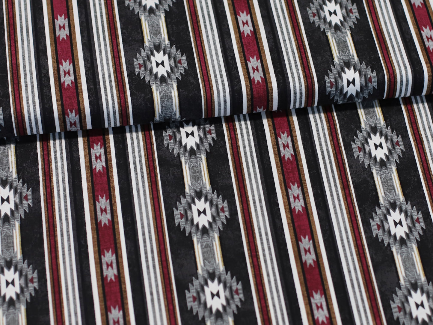 Patchworkstoff - Baumwolle Stoff - Cabin, einfarbiger, gemusterter Baumwollstoff mit geometrischen Motiven.