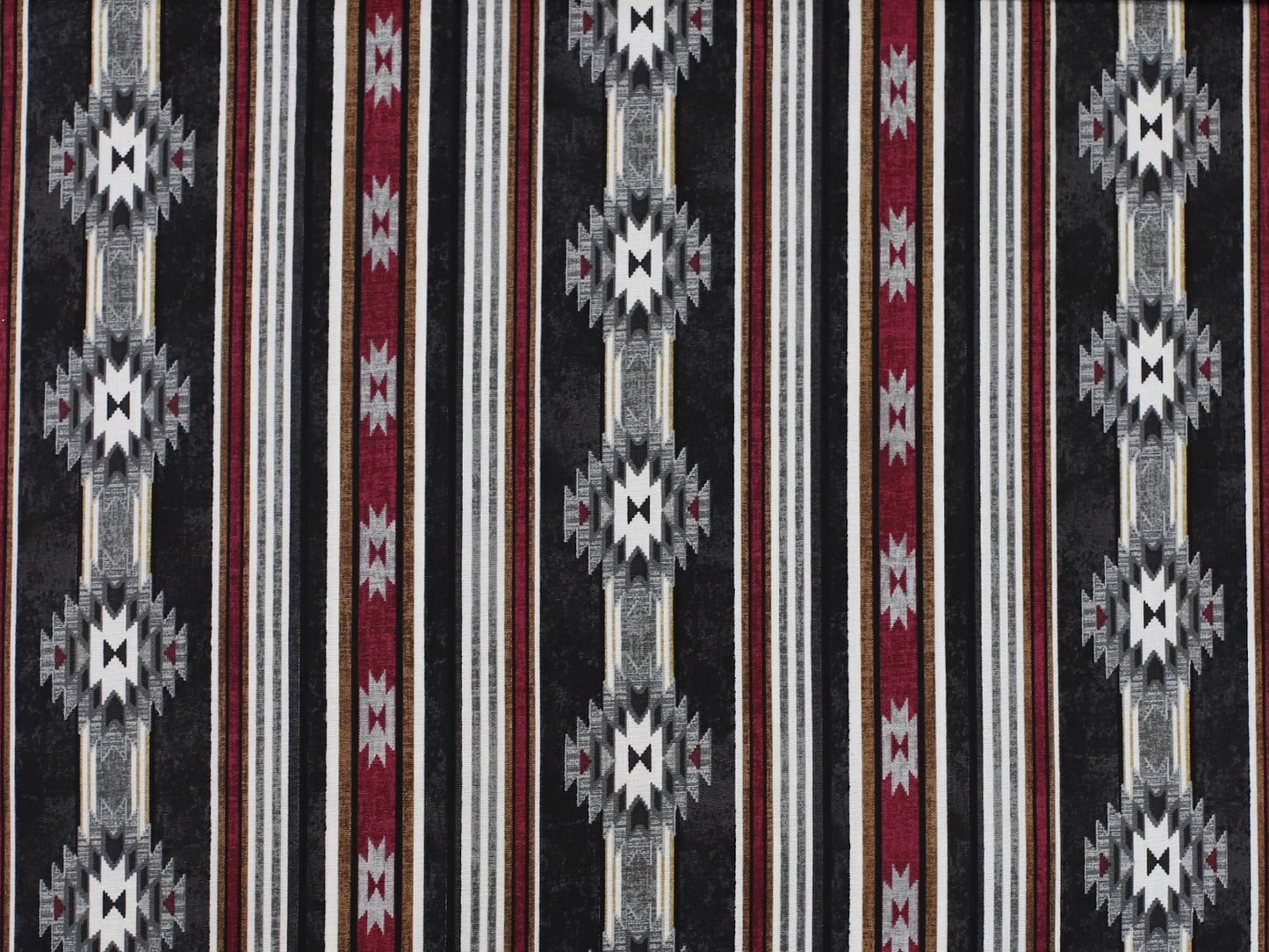 Patchworkstoff - Baumwolle Stoff - Cabin in a patterned design with bold colors and geometric motifs.