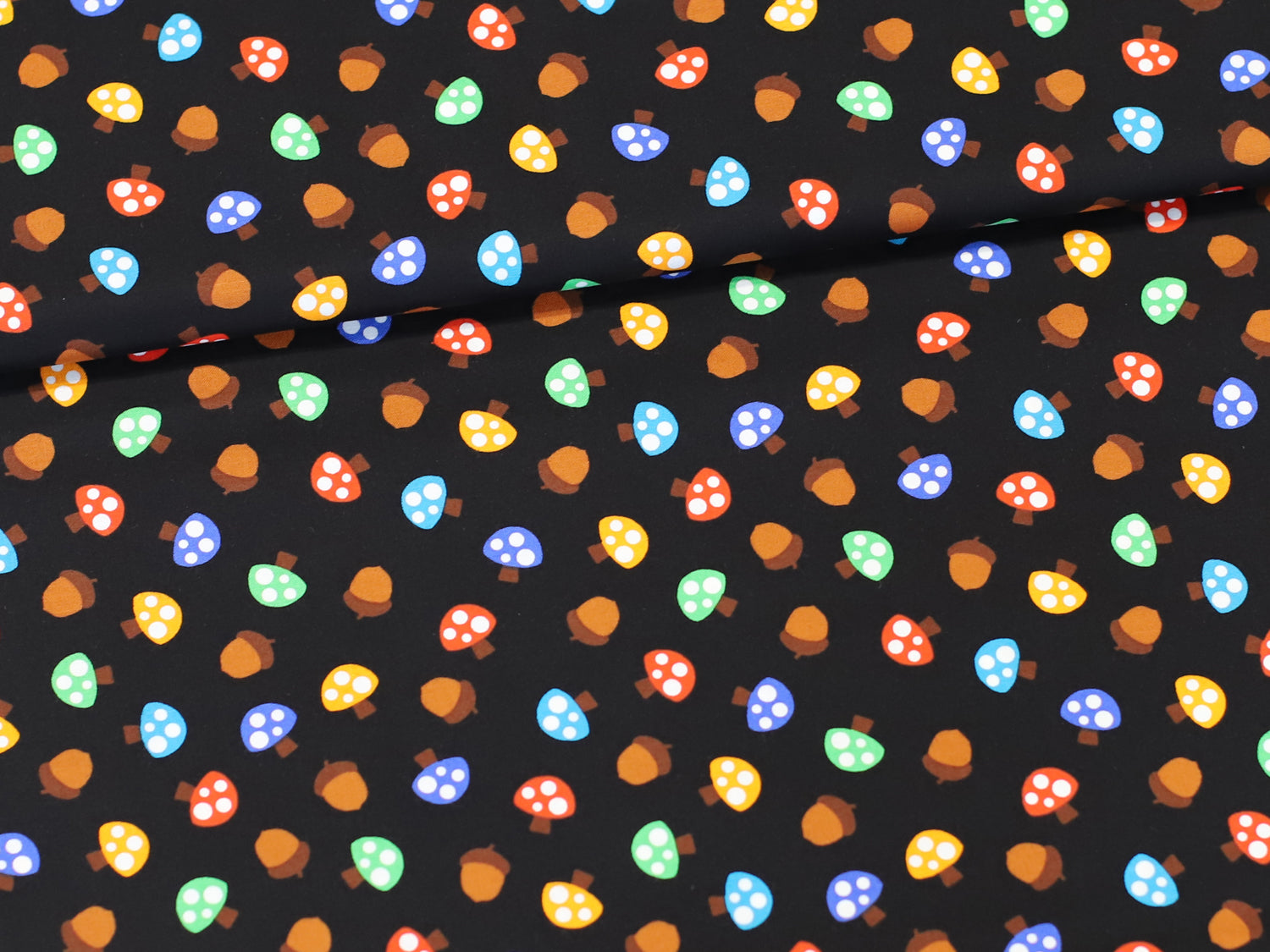 Patchworkstoff - Baumwolle Stoff - Colorful Mushrooms: bunte Pilze auf schwarzem Hintergrund aus Baumwolle