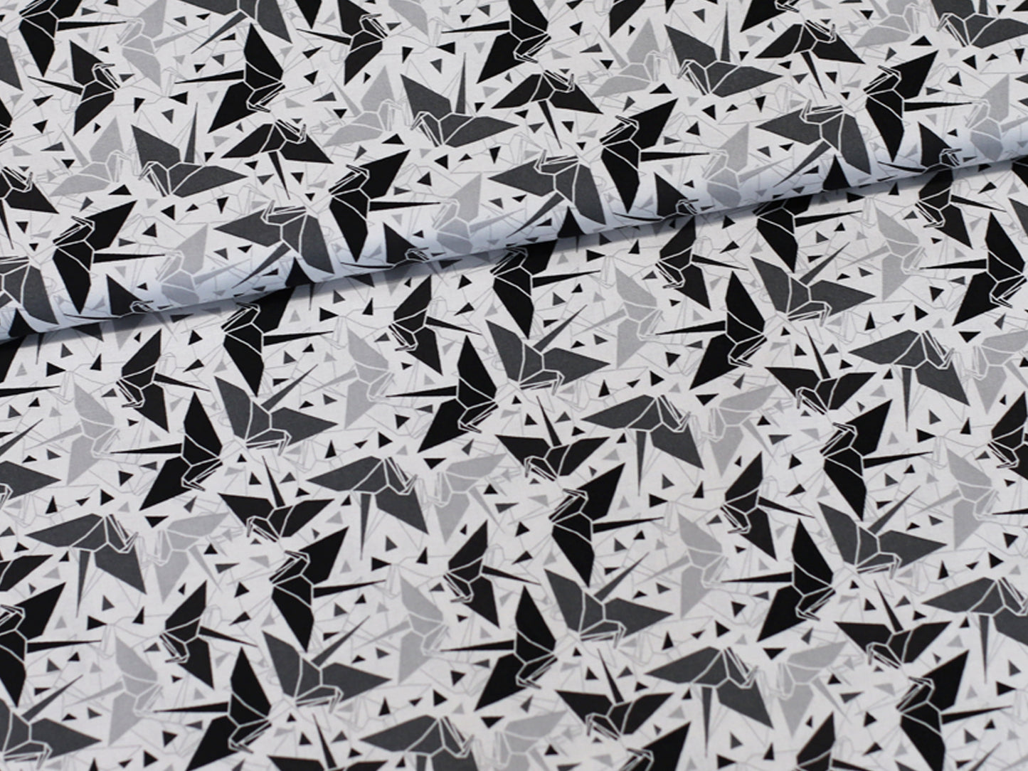 Patchworkstoff - Baumwolle Stoff - Crane in schwarz-weißem Mosaikstil, ideal für kreative Nähprojekte.