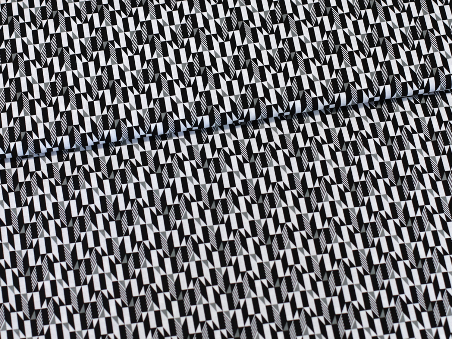 Patchworkstoff - Baumwolle Stoff - Fade to Black, detail of black and white geometric pattern fabric.