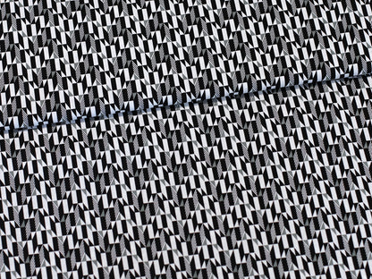 Patchworkstoff - Baumwolle Stoff - Fade to Black, detail of black and white geometric pattern fabric.