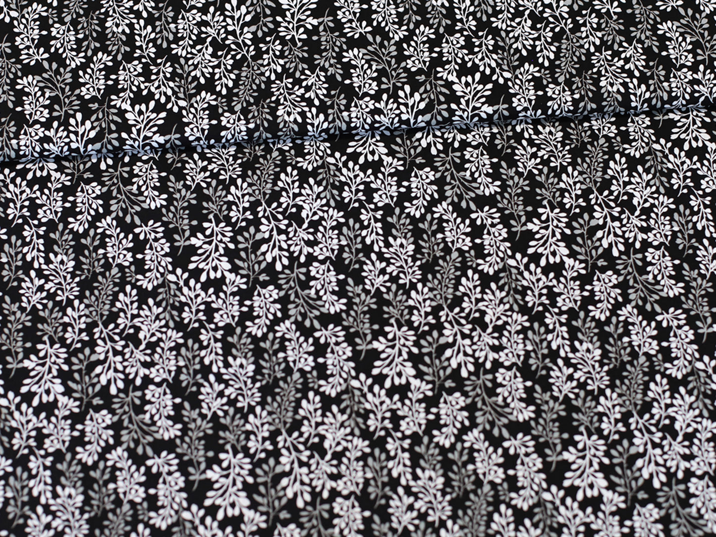 Patchworkstoff - Baumwolle Stoff - Fade to Black, Leaves mit zarten weißen Blättern auf schwarzem Hintergrund.
