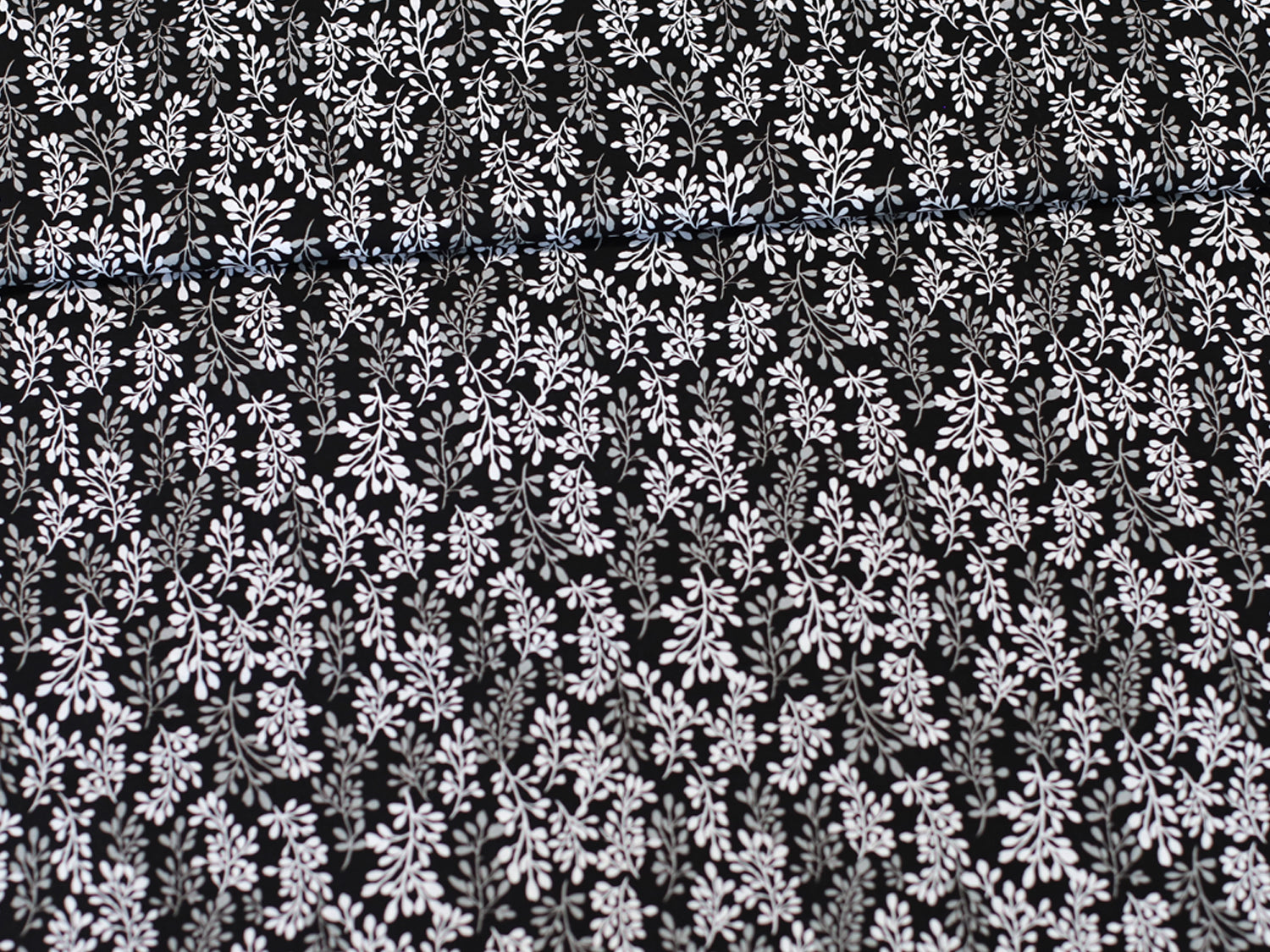 Patchworkstoff - Baumwolle Stoff - Fade to Black, Leaves mit zarten weißen Blättern auf schwarzem Hintergrund.