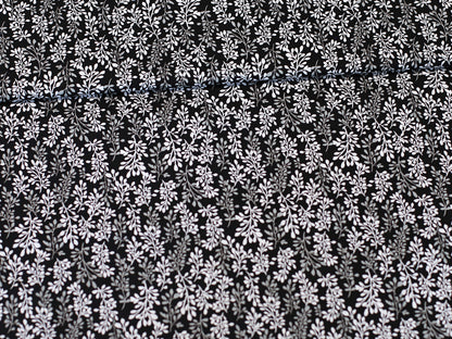 Patchworkstoff - Baumwolle Stoff - Fade to Black, Leaves mit zarten weißen Blättern auf schwarzem Hintergrund.