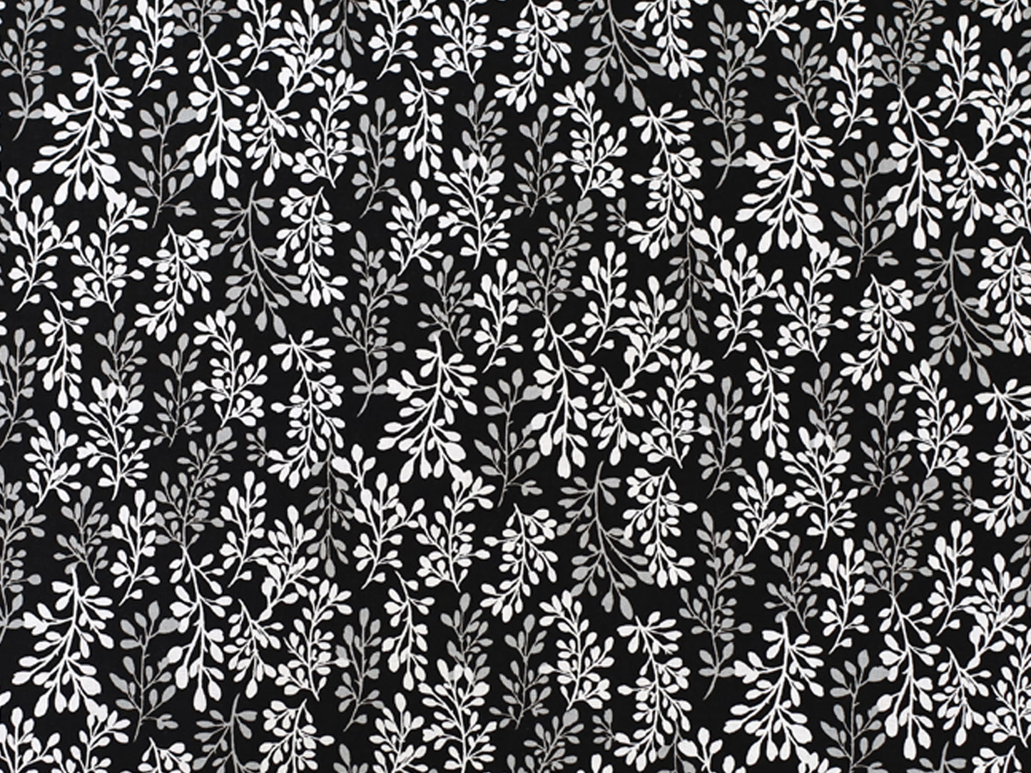 Patchworkstoff - Baumwolle Stoff - Fade to Black, Leaves in einem eleganten Muster aus weißen Blättern auf schwarzem Hintergrund.