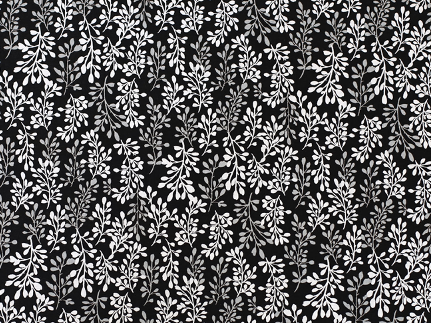 Patchworkstoff - Baumwolle Stoff - Fade to Black, Leaves in einem eleganten Muster aus weißen Blättern auf schwarzem Hintergrund.