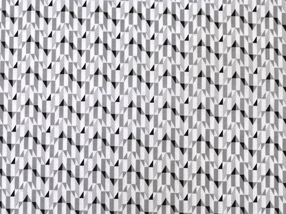 Patchworkstoff - Baumwolle Stoff - Fade to Black, Grau mit grafischem Muster in Schwarz und Weiß.