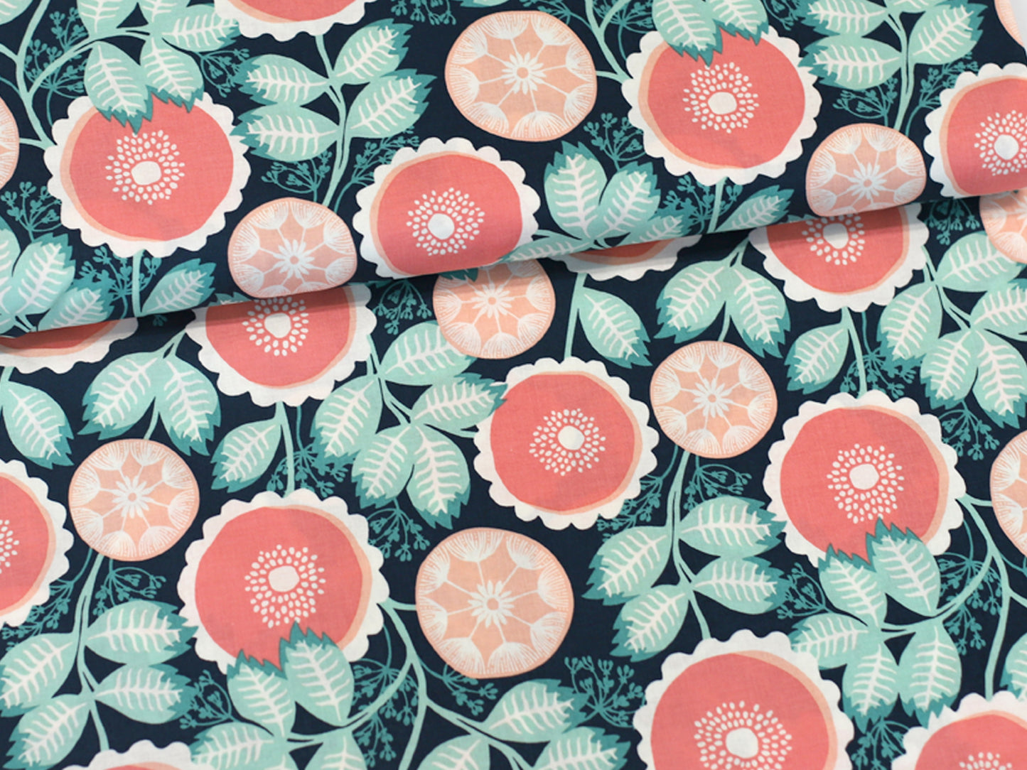Patchworkstoff - Baumwolle Stoff - Florabelle mit floralen Motiven in sanften Farben auf dunkelblauem Hintergrund.