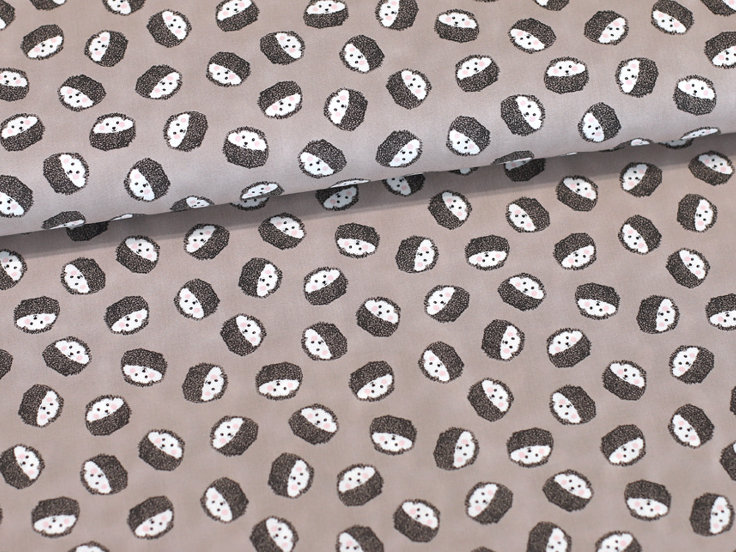Patchworkstoff - Baumwolle Stoff - Little Hedgehog, hochwertiger Baumwollstoff mit niedlichen Igelmotiven auf hellem Hintergrund.