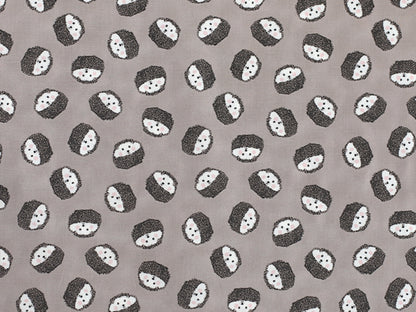 Patchworkstoff - Baumwolle Stoff - Little Hedgehog in grau mit bunten Igel-Designs auf der Stoffoberfläche.