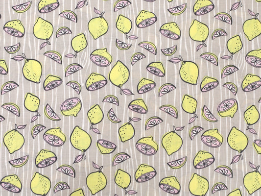 Patchworkstoff - Baumwolle Stoff - Lemonade mit bunten Zitronenmustern auf grauem Hintergrund.