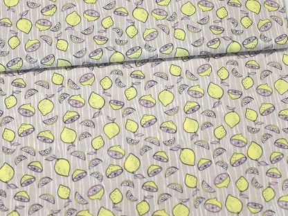 Patchworkstoff - Baumwolle Stoff - Lemonade mit fröhlichem Zitronenprint auf hellgrauem Hintergrund