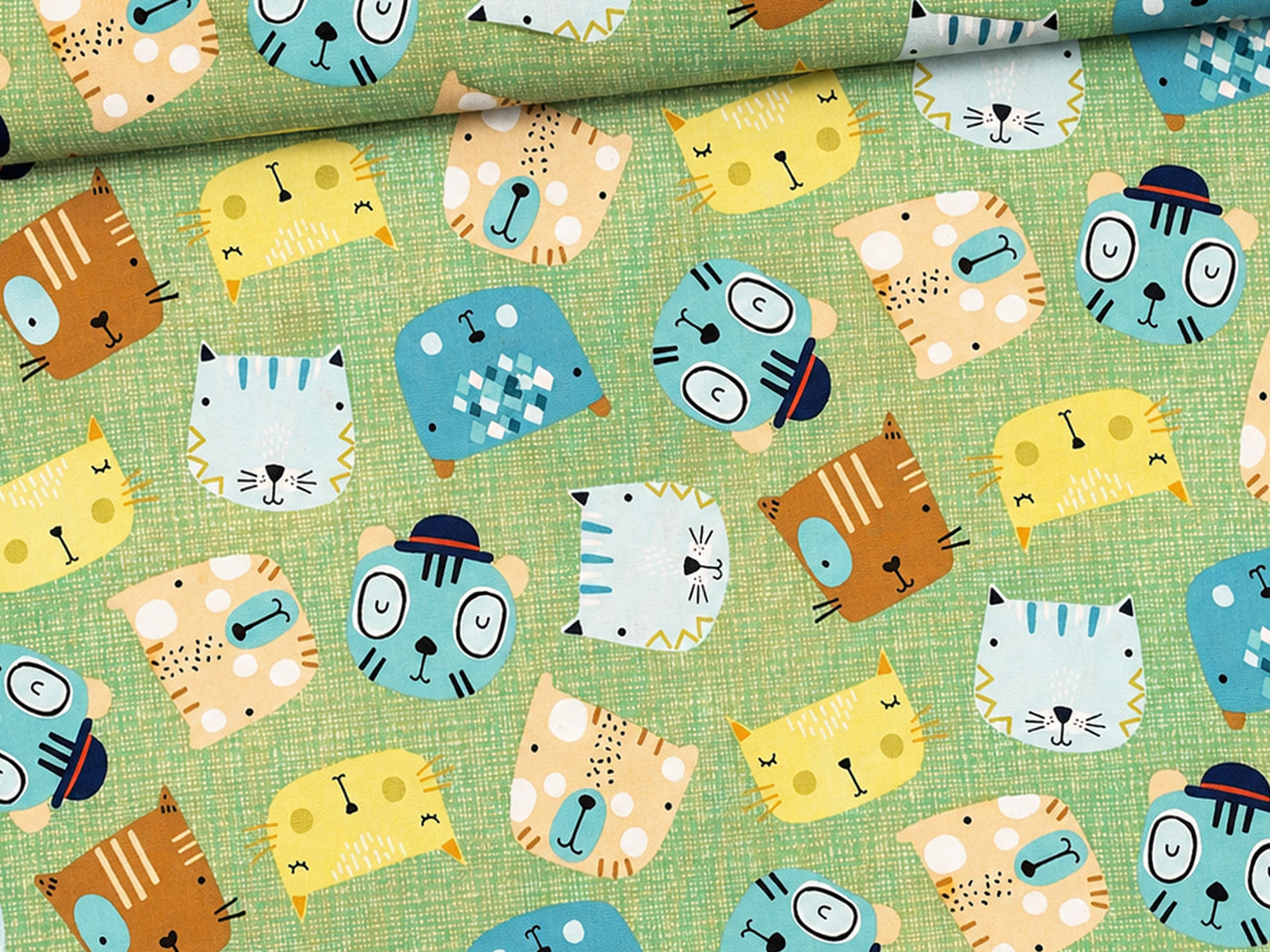 Patchworkstoff baumwolle little friends grün mit bunten Tiermotiven auf grünem Hintergrund.