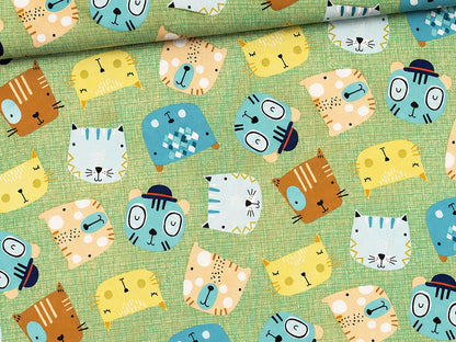 Patchworkstoff baumwolle little friends grün mit bunten Tiermotiven auf grünem Hintergrund.