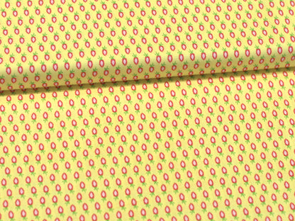 Patchworkstoff - Baumwolle Stoff - Madhuri - Gelber Stoff mit pinken und roten Mustern, geeignet für kreative Projekte.