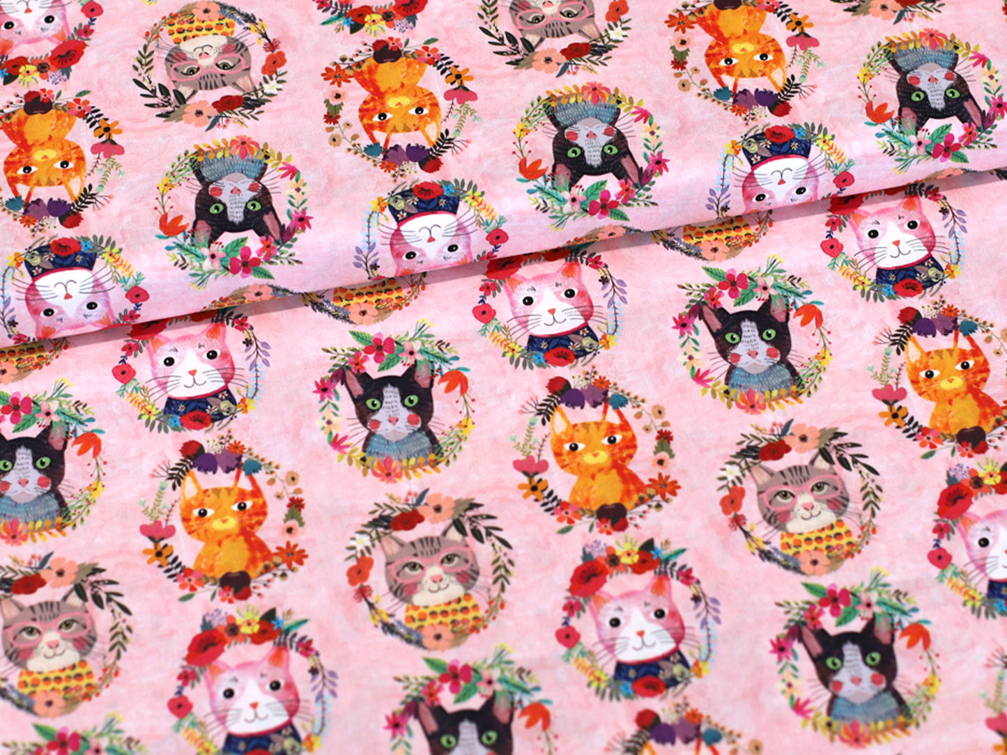 Patchworkstoff - Baumwolle Stoff - Pink Kitty Wreath, farbenfrohes Katzenmuster auf rosa Hintergrund.