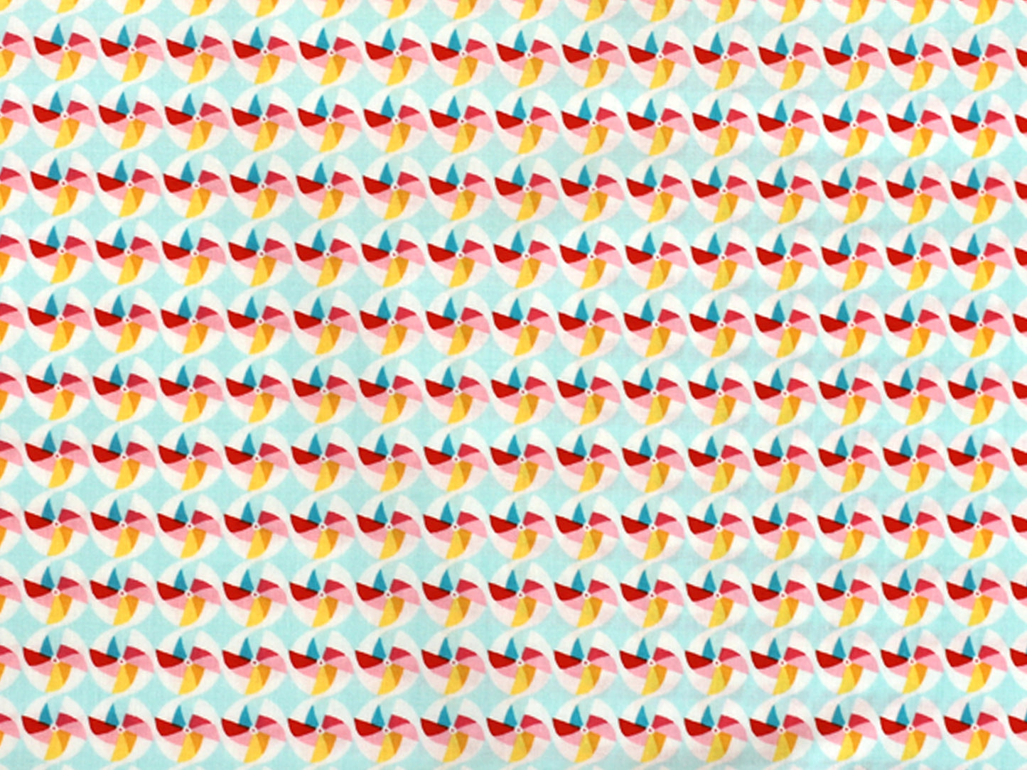 Patchworkstoff - Baumwolle Stoff - Pinwheel in buntem Muster mit roten, gelben und blauen Farben auf hellem Hintergrund.