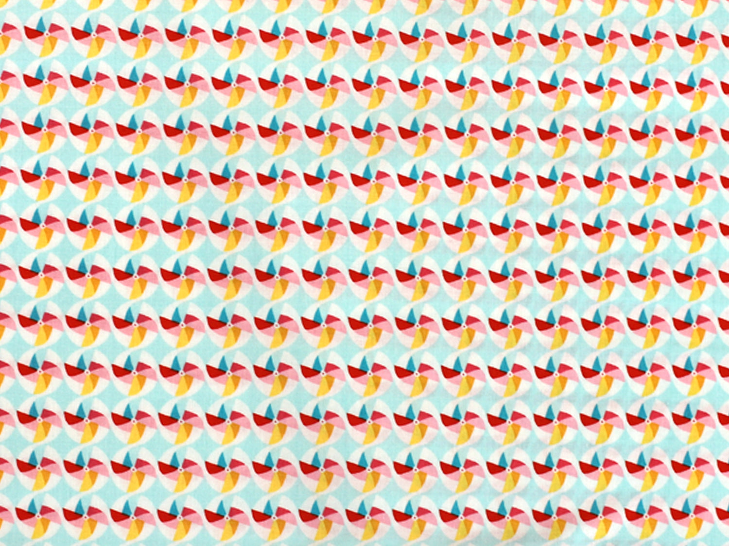 Patchworkstoff - Baumwolle Stoff - Pinwheel in buntem Muster mit roten, gelben und blauen Farben auf hellem Hintergrund.