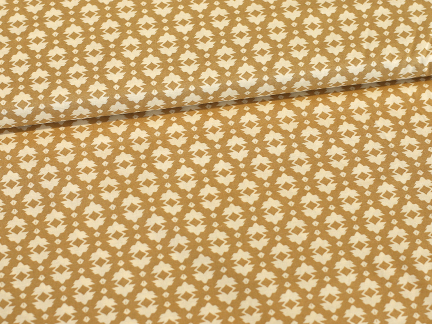 Patchworkstoff - Baumwolle Stoff - Foulard in braun-beige mit geometrischem Muster, ideal für kreative Nähprojekte.
