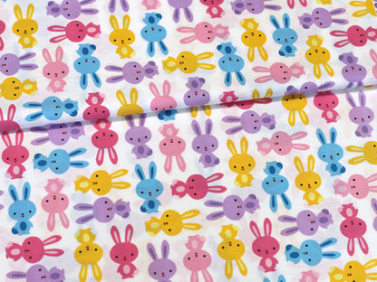 Patchworkstoff - Baumwolle Stoff - Urban Zoologie, Bunnies in colorful bunny patterns on a white background.