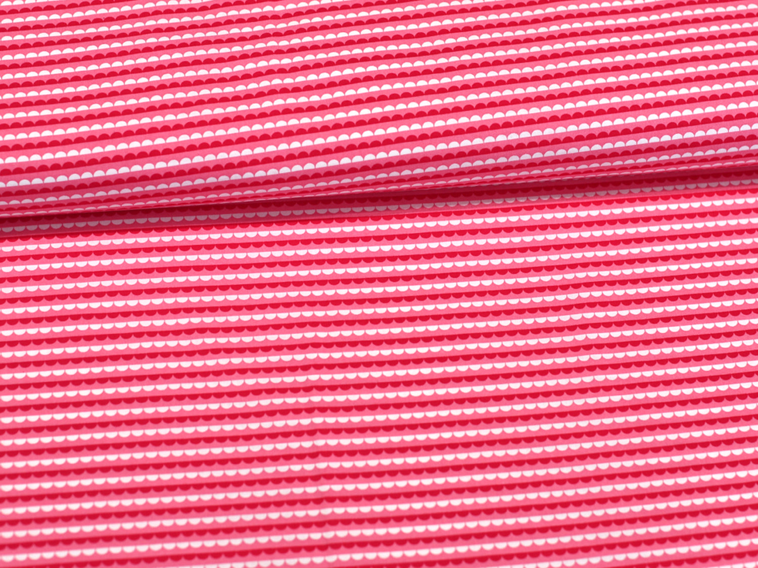 Patchworkstoff - Baumwolle Stoff - Scallop, pink im gestreiften Design, geeignet für kreative Nähprojekte.