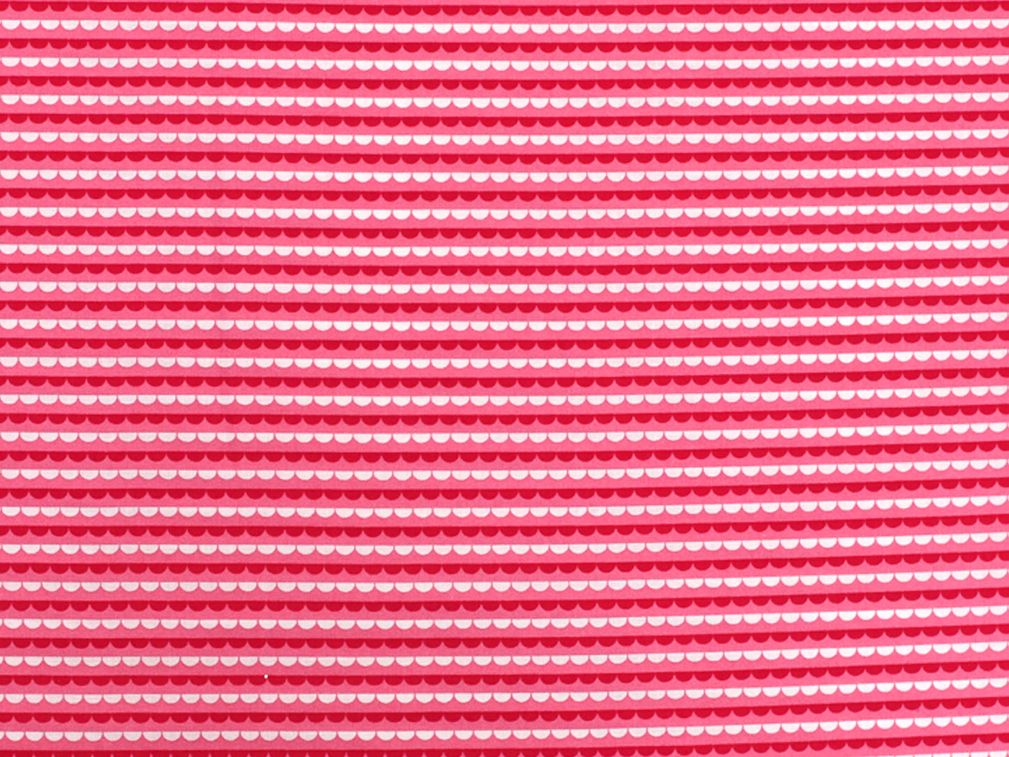 Patchworkstoff - Baumwolle Stoff - Scallop, pink mit bunten Wellenmustern auf rosa Hintergrund.