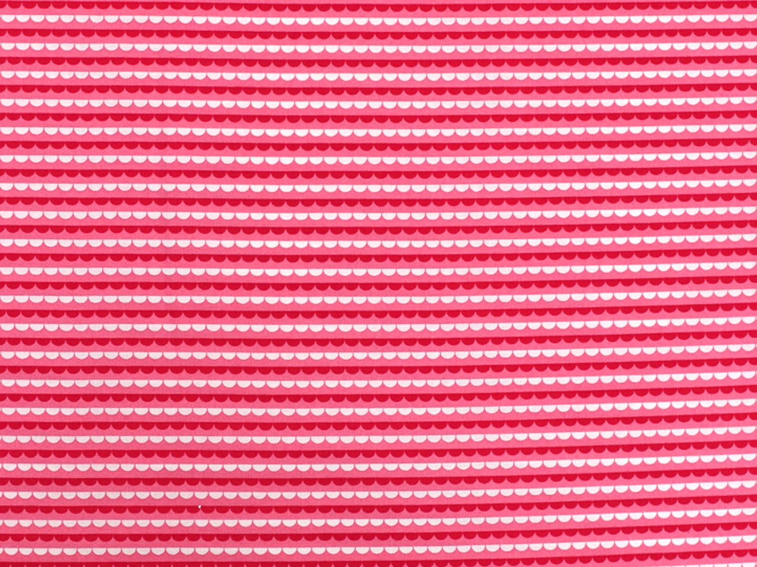 Patchworkstoff - Baumwolle Stoff - Scallop, pink mit bunten Wellenmustern auf rosa Hintergrund.
