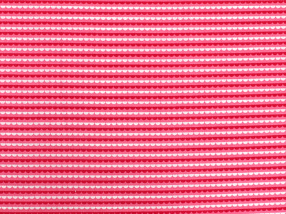 Patchworkstoff - Baumwolle Stoff - Scallop, pink mit bunten Wellenmustern auf rosa Hintergrund.