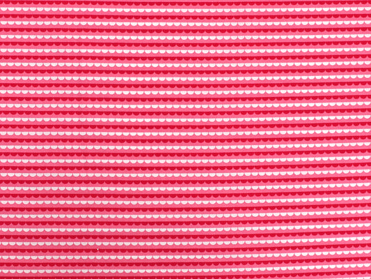 Patchworkstoff - Baumwolle Stoff - Scallop, pink mit bunten Wellenmustern auf rosa Hintergrund.