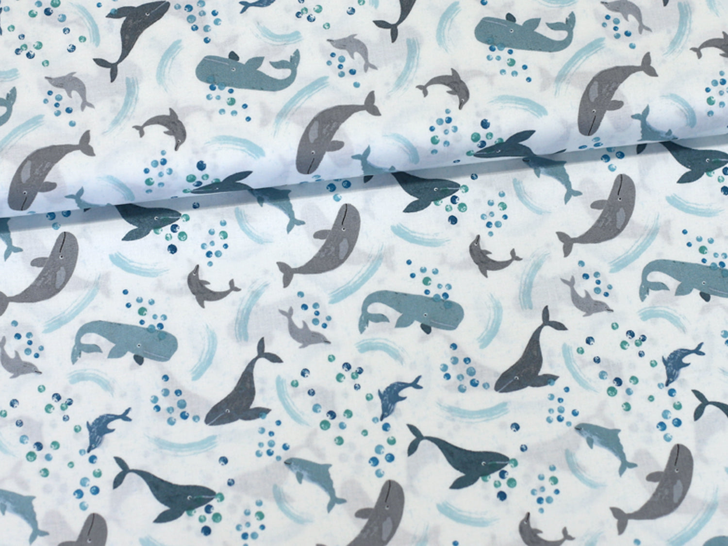 Patchworkstoff - Baumwolle Stoff - Spindrift in maritimen Design mit Walen und Wasserwellen auf hellem Hintergrund.