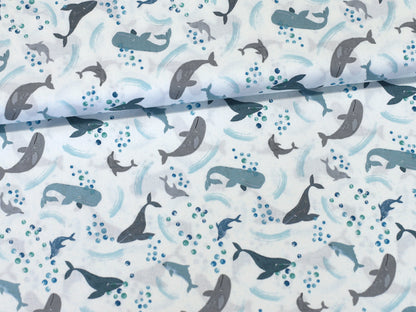 Patchworkstoff - Baumwolle Stoff - Spindrift in maritimen Design mit Walen und Wasserwellen auf hellem Hintergrund.