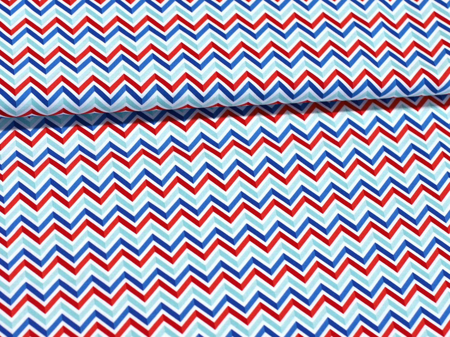 Patchworkstoff - Baumwolle Stoff - Star Spangled Chevron in rot, blau und weißem Zickzack-Muster, 100% Baumwolle, 110 cm breit.