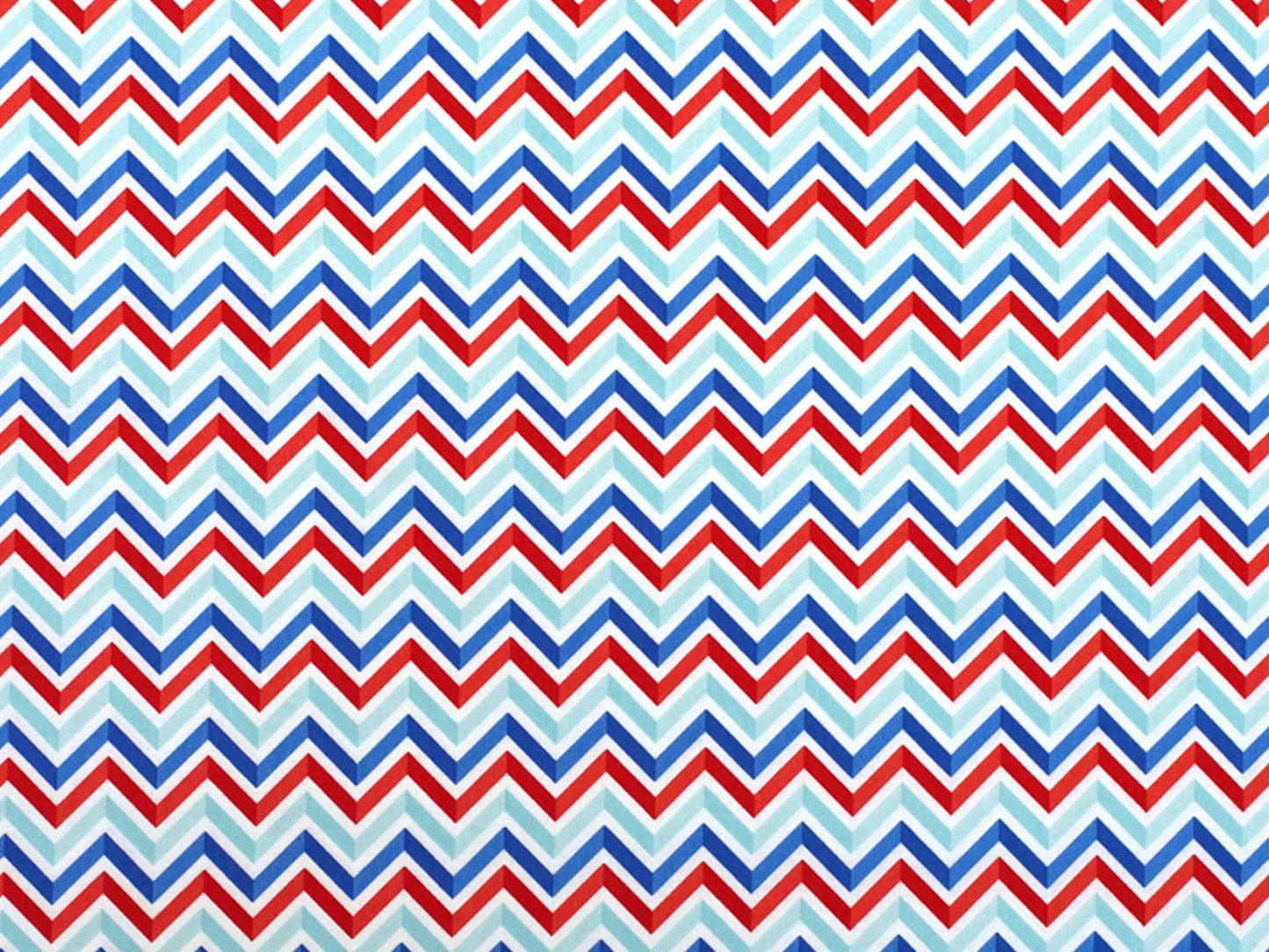 Patchworkstoff - Baumwolle Stoff - Star Spangled Chevron, gestreiftes Chevron-Muster in Rot, Weiß und Blau, 100% Baumwolle.