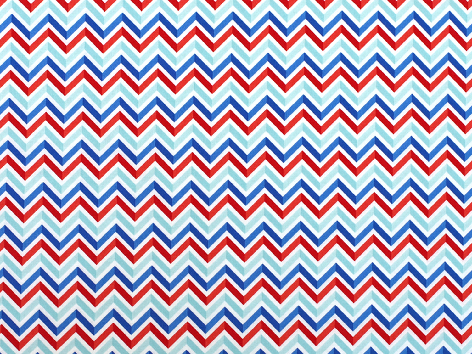 Patchworkstoff - Baumwolle Stoff - Star Spangled Chevron, gestreiftes Chevron-Muster in Rot, Weiß und Blau, 100% Baumwolle.