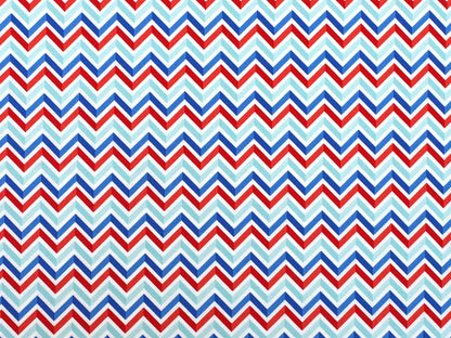 Patchworkstoff - Baumwolle Stoff - Star Spangled Chevron, gestreiftes Chevron-Muster in Rot, Weiß und Blau, 100% Baumwolle.