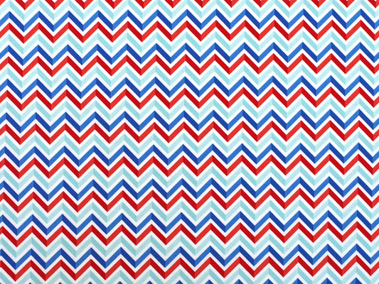 Patchworkstoff - Baumwolle Stoff - Star Spangled Chevron, gestreiftes Chevron-Muster in Rot, Weiß und Blau, 100% Baumwolle.