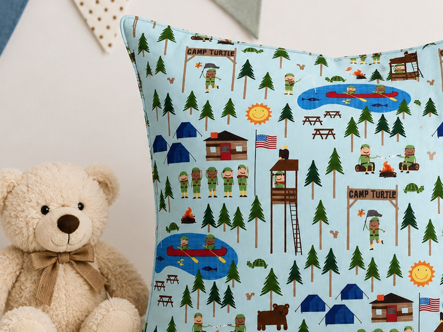 Baumwolle Patchworkstoff Camp Turtle mit buntem Kinderdesign auf Kissen, ideal für kreative Nähprojekte.