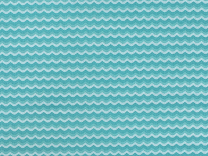 Patchworkstoff - Baumwolle Stoff - Wave in einem hellblauen Wellenmuster auf Baumwollmaterial.