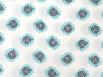 Patchworkstoff - Baumwolle Stoff - Wild One mit buntem Muster von Löwen auf weißem Hintergrund.