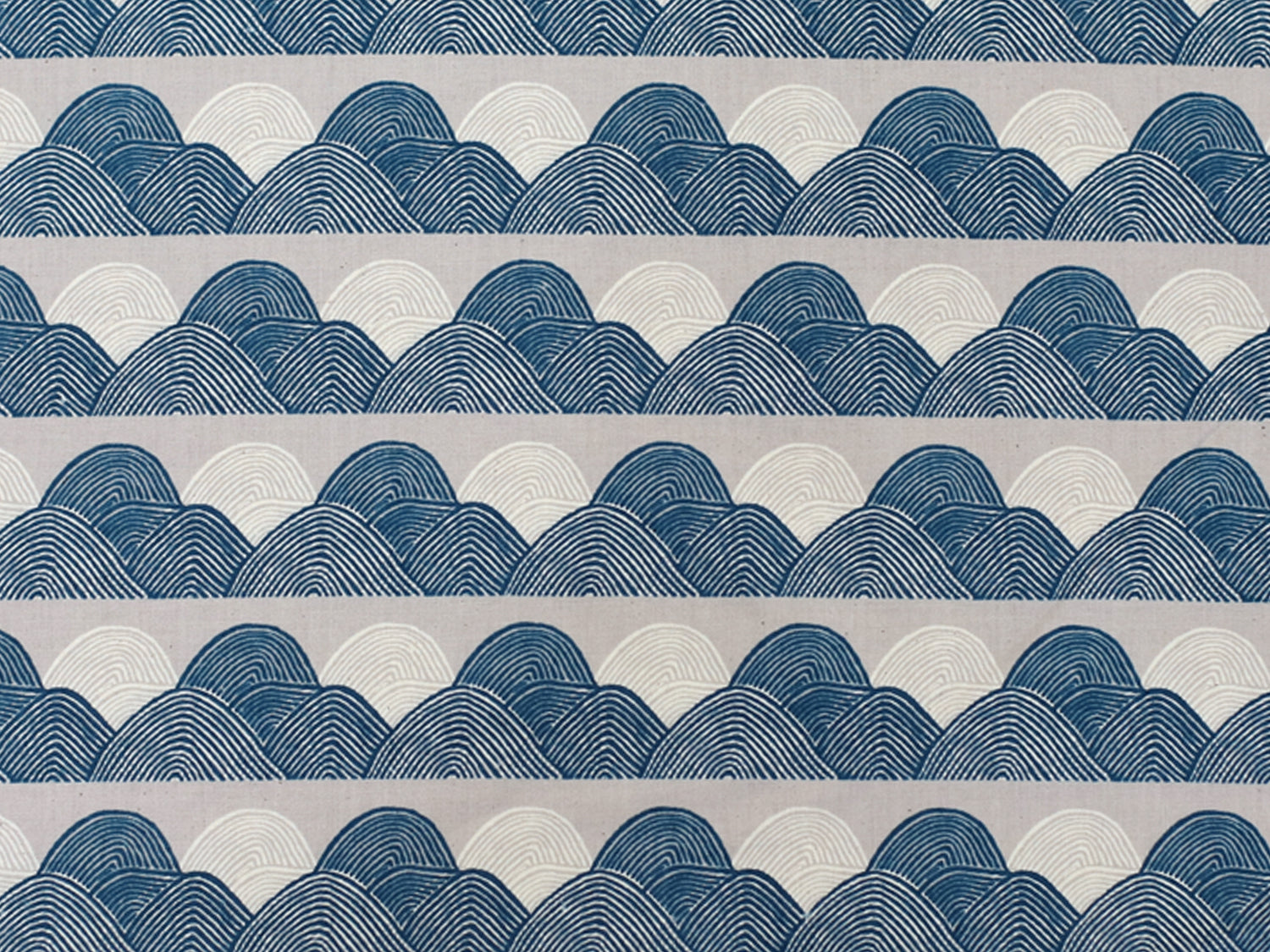 Patchworkstoff - Baumwolle Stoff - Imagined Landscape in blue and white wave pattern on fabric background.