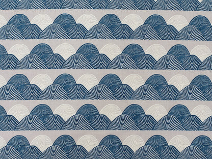 Patchworkstoff - Baumwolle Stoff - Imagined Landscape in blue and white wave pattern on fabric background.