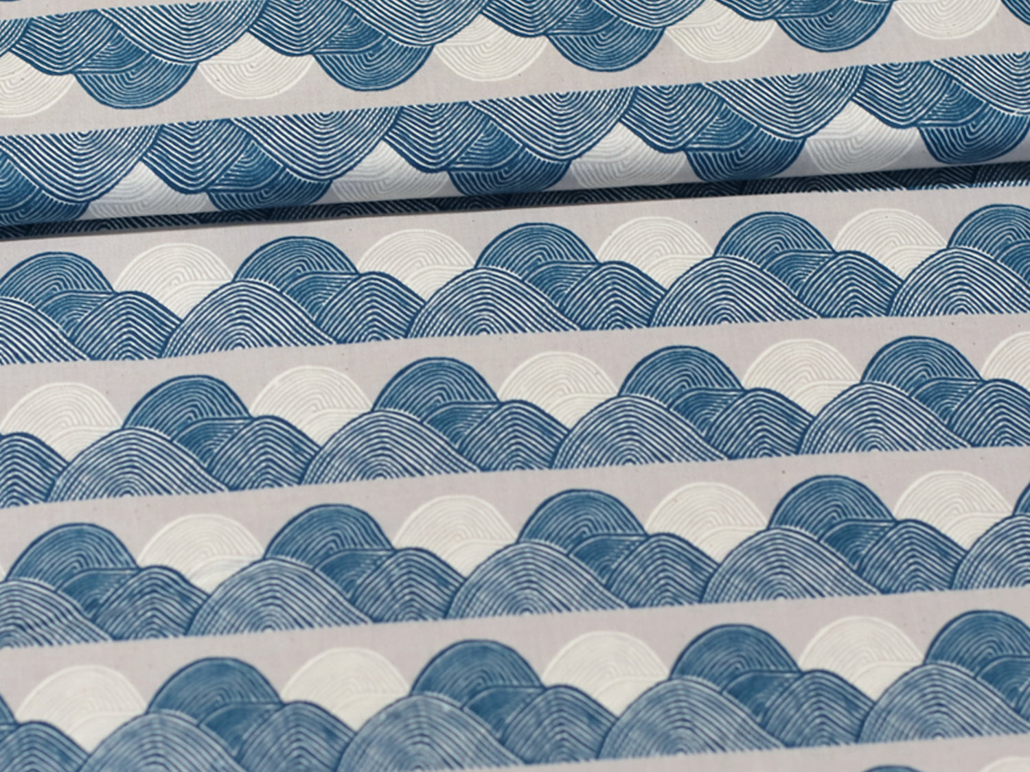 Patchworkstoff - Baumwolle Stoff - Imagined Landscape mit Wellenmuster in Blau und Weiß auf grauem Hintergrund.