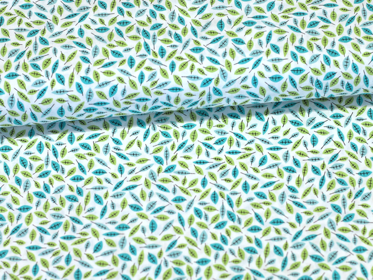 Patchworkstoff - Baumwolle Stoff - It's a Hoot Leaves, Green with vibrant leaf patterns in green and blue shades.