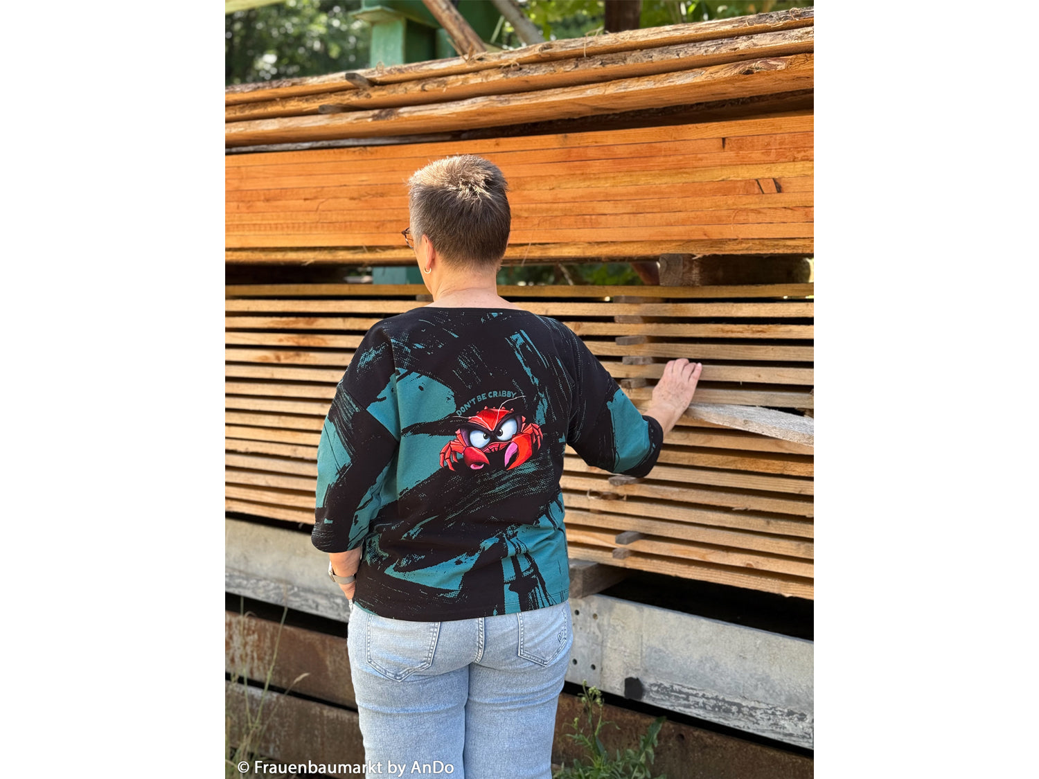 French Terry PANEL - Thorsten Berger - Eddy the Crab design on a stylish top, showcasing vibrant colors and a unique pattern.