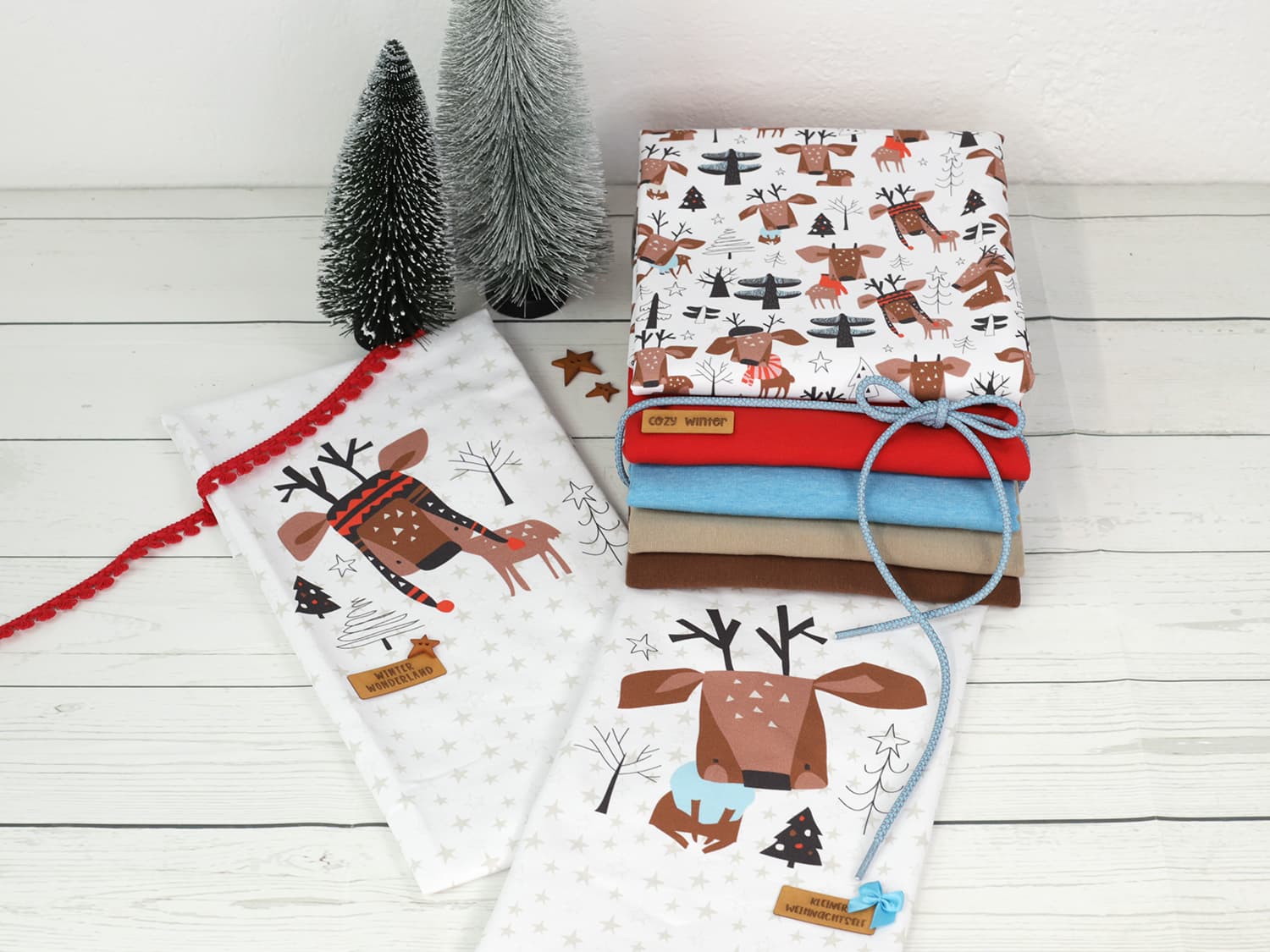 stoff-french-terry-baumwolle-sweat-sommersweat-unangeraut-winter-weihnachten-rentier-reh-hirsch-wald-baum-am-nordpol